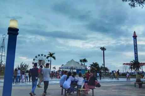 Tradisi ngabuburit di luar rumah yang menjadi kebiasaan masyarakat. (foto Akbar Pitopang)