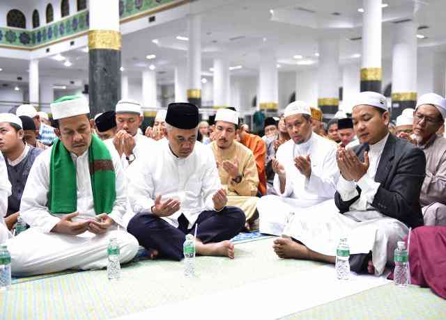 Sahabat saya lebih memilih melakukan sholat jamaah di Masjdi (dok foto: riau.go.id)