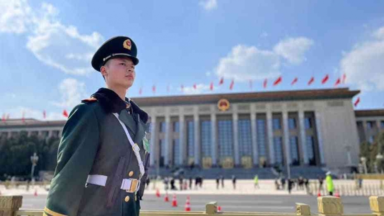 Personil PLA di Depan Balai Agung Rakyat, Beijing (Yin Hon Chow via CNBC)