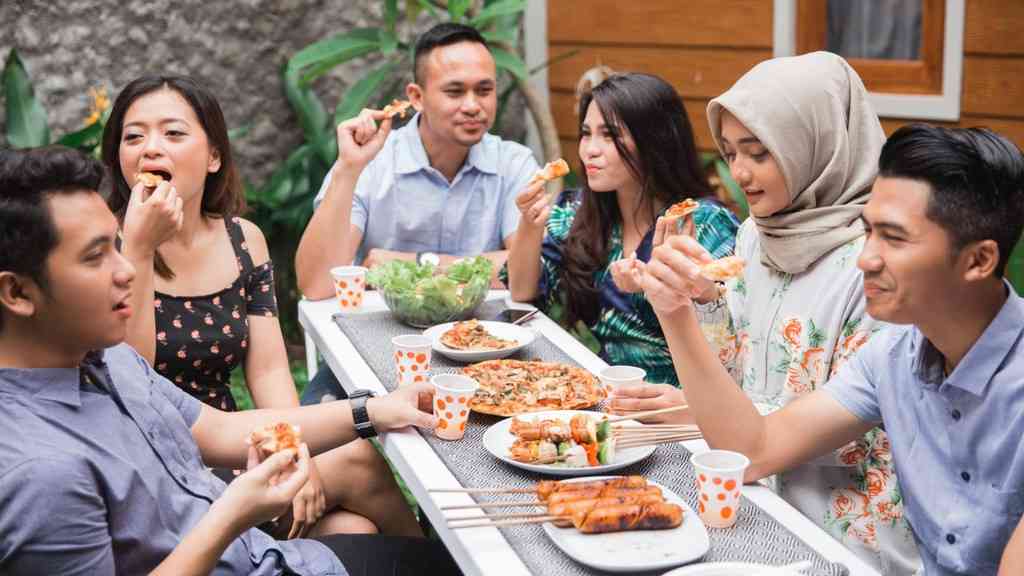 Ilustrasi bukber | dok. Odua Images/Shutterstock, dimuat kumparan.com