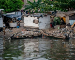 Ilustrasi Banjir dan Sampah (pexels.com/David Iloba)