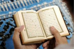 Ilustrasi aktivitas positif dengan membaca Al-Qur'an (Sumber: homecare24.id)