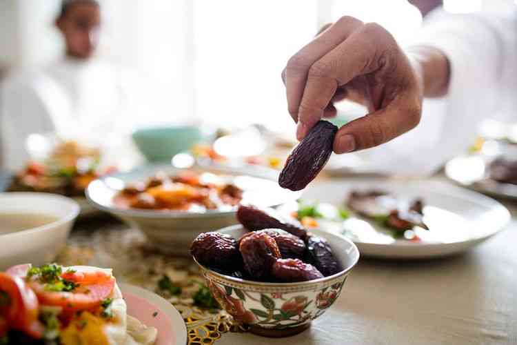 Ilustrasi berbuka puasa dengan kurma terlebih dahulu (Sumber: Kompas.com)