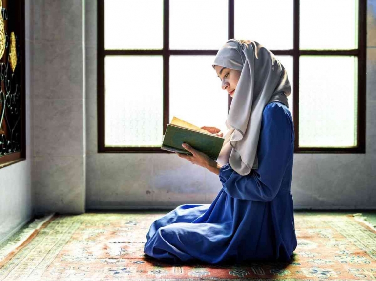 Ilustrasi membaca Al-Quran. Foto by detik.com  