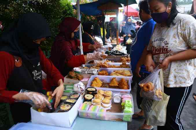 Beli takjil untuk buka puasa (beritasatu.com)