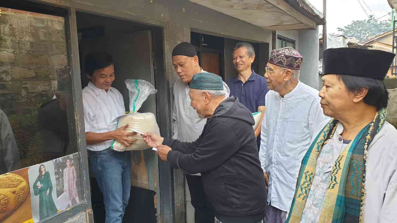 Jamaah Masjid Al Multazam memberikan bantuan beras kepada warga sekitar yang membutuhkan (Dok. DKM Al Multazam)