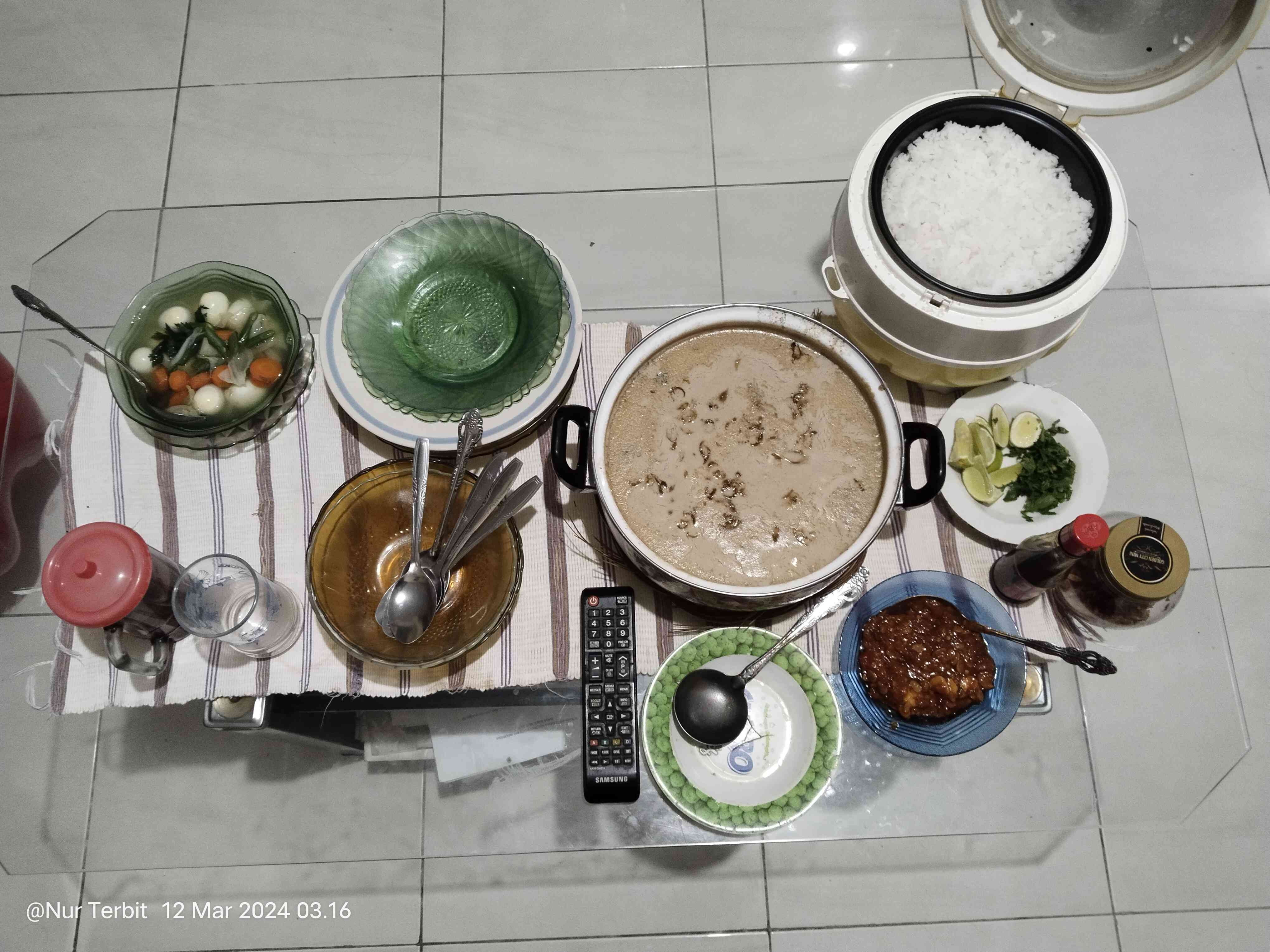 Menu Sahur pertama Ramadan racikan istri. Coto Makassar, Semur, Soto Ayam (foto Nur Terbit) 