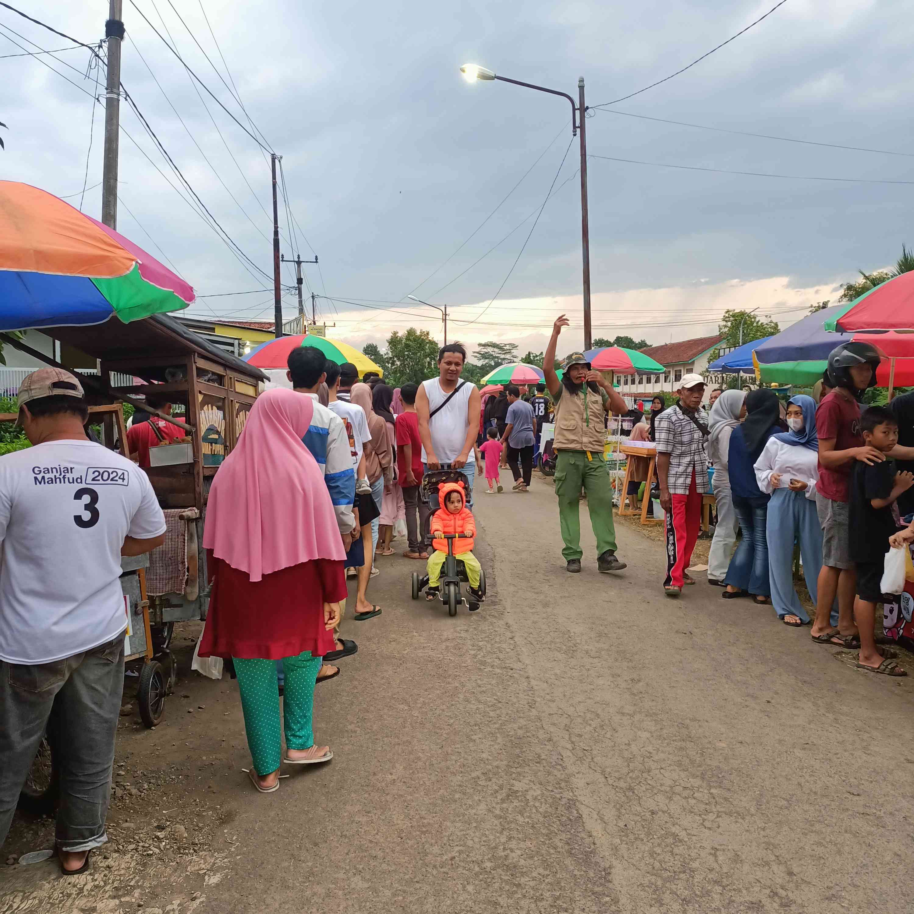 Dokpri. Agus Empret, Hansip Desa Balokang, sedang mengatur lalu lintas di kawasan Tamjen. Rabu (13/3/2024)