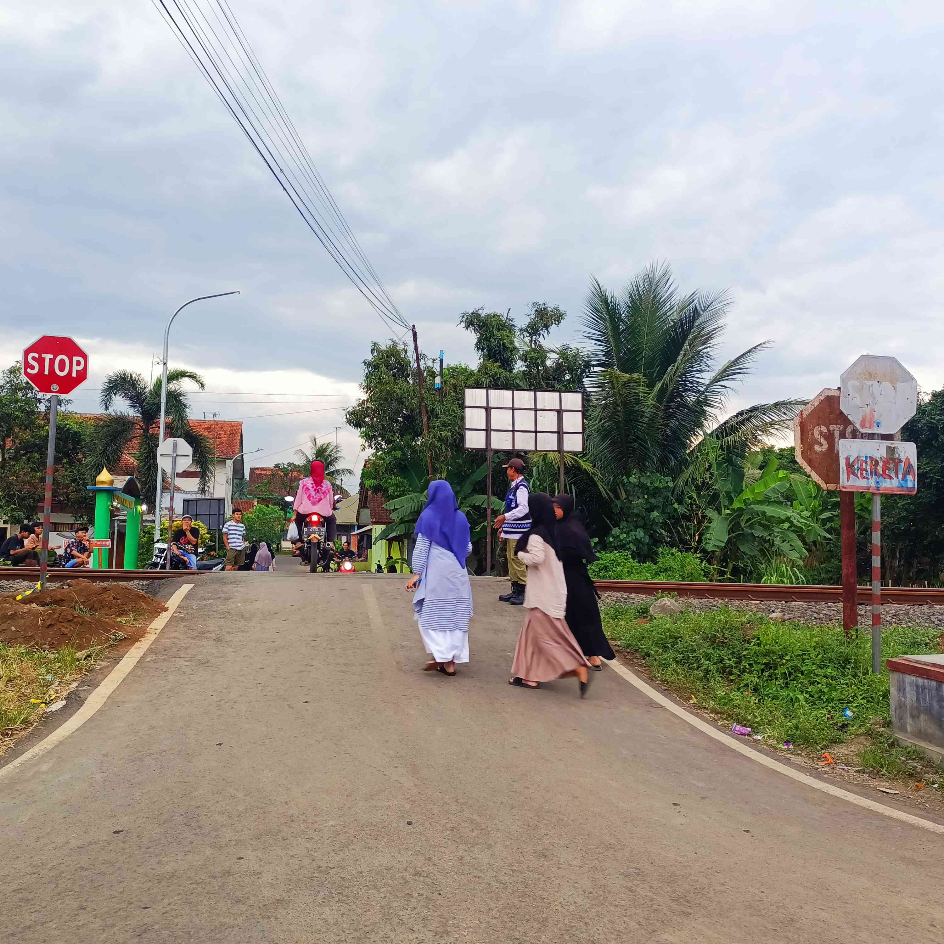 Dokpri. Kawasan Tamjen alias Taman Jejen meluas hingga radius  puluhan meter. Seorang Hansip ditugaskan menjaga lintasan penyebrangan KA.