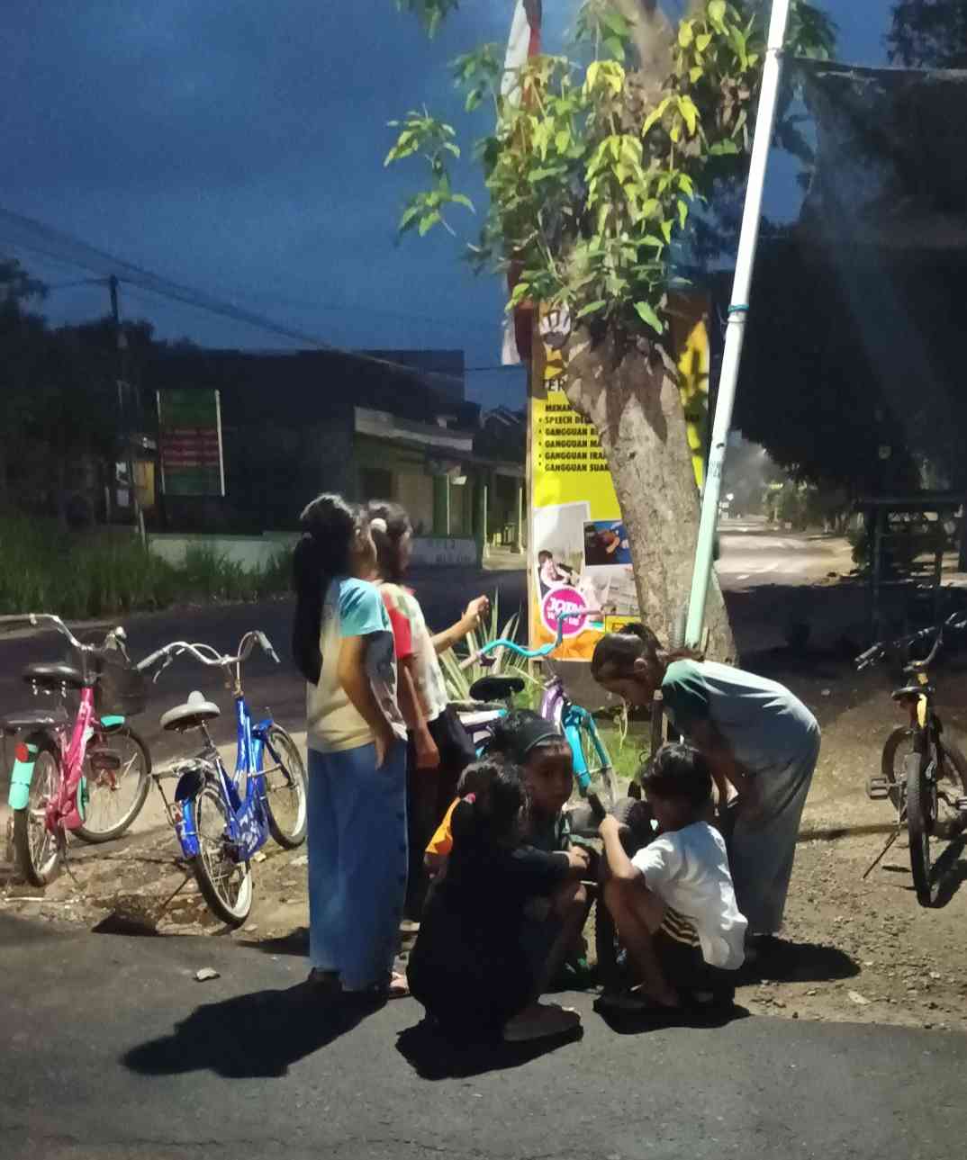 Saat Anak-anak Memilih Bersepeda Bersama Teman Sehabis Sahur Daripada Main Gadget. Ternyata ada yang rantai nya lepas(dokpri)