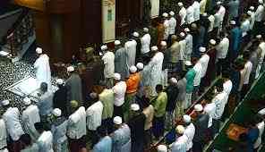 umat muslim sedang salat tarawih - inews