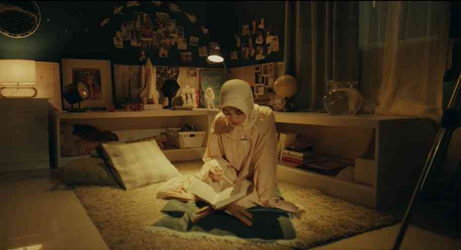 Membaca Al-Qur'an adalah salah satu kegiatan utama dalam bulan Ramadan. (Dok. Film Iqro My Universe)