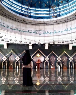 Teteh di dalam ruang utama Masjid At-Tin. Sumber gambar dokumen pribadi.