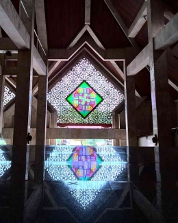 Keunikan desain masjid ini adalah penggunakan kaca patri dengan pola geometris. Sumber gambar dokumen pribadi.