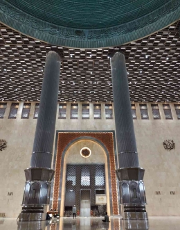 Interior indah di Masjid Istiqlal membuat betah jamaah untuk menunaikan ibadah shalat. Sumber gambar dokumen pribadi.