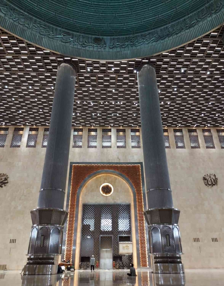 Interior indah di Masjid Istiqlal membuat betah jamaah untuk menunaikan ibadah shalat. Sumber gambar dokumen pribadi.
