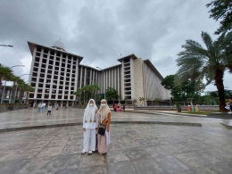 Pelataran luar Masjid Istiqlal Jakarta. Tampak megahnya bangunan masjid sebagai latar fotoku bersama Teteh. Sumber gambar dokumen pribadi.