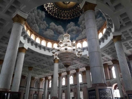Interior Masjid Kubah Emas dilapisi emas sungguhan loh! Sumber gambar dokumen pribadi.