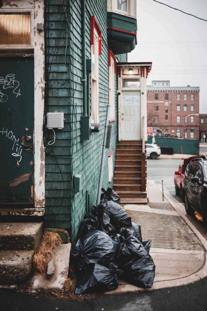 Tumpukan Kantong Sampah (Sumber: Pixabay.com/Erik Mclean)
