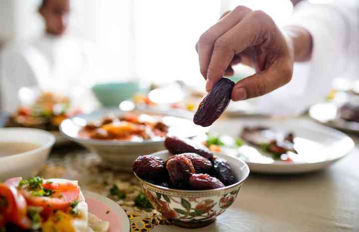 Illustrasi berbuka puasa dengan kurma terlebih dahulu(Dok. Shutterstock)