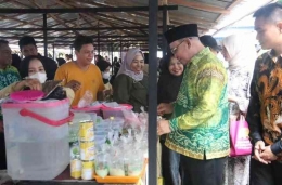 Bupati Kotabaru H. Sayed Jafar sedang mengecek jenis kuliner yang disajikan di pasar berkah ramadhan ( 12/03/2024). Dok. Humas Kab. Kotabaru.
