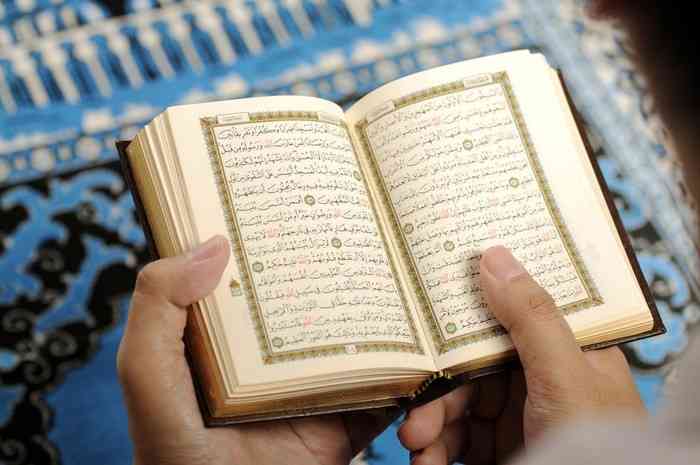 Ilustrasi gambar orang membaca Al Quran | regional.kompas.com