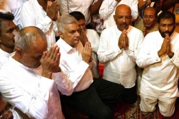 Perdana Menteri baru Sri Lanka Ranil Wickremesinghe, kedua kiri, mengambil bagian dalam perayaan keagamaan di sebuah kuil di Kolombo, Sri Lanka, Kamis, 12 Mei 2022. (AP PHOTO/ERANGA JAYAWARDENA via kompas.com)