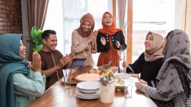 Bukber bersama teman dekat (Foto Freepik.com/odua) 