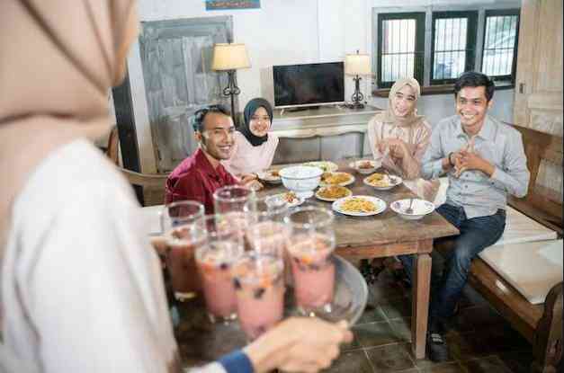 Ilustrasi Bukber bersama teman lama di rumah (Sumber : Freepik)