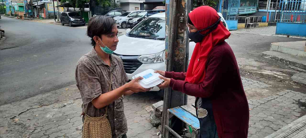 Ilustrasi berbagi makanan pada pengemis sumber gambar beritapublik.co.id