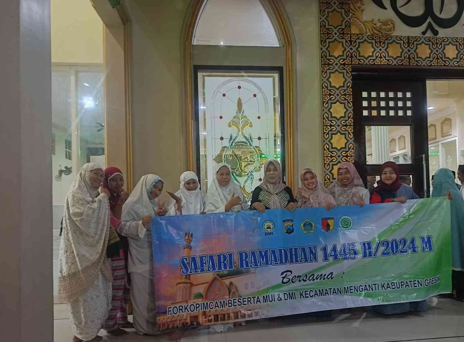 Ibu-ibu jemaah Masjid berfoto dengan banerSafari Ramadan Muspika Kec. Menganti (foto dokpri)