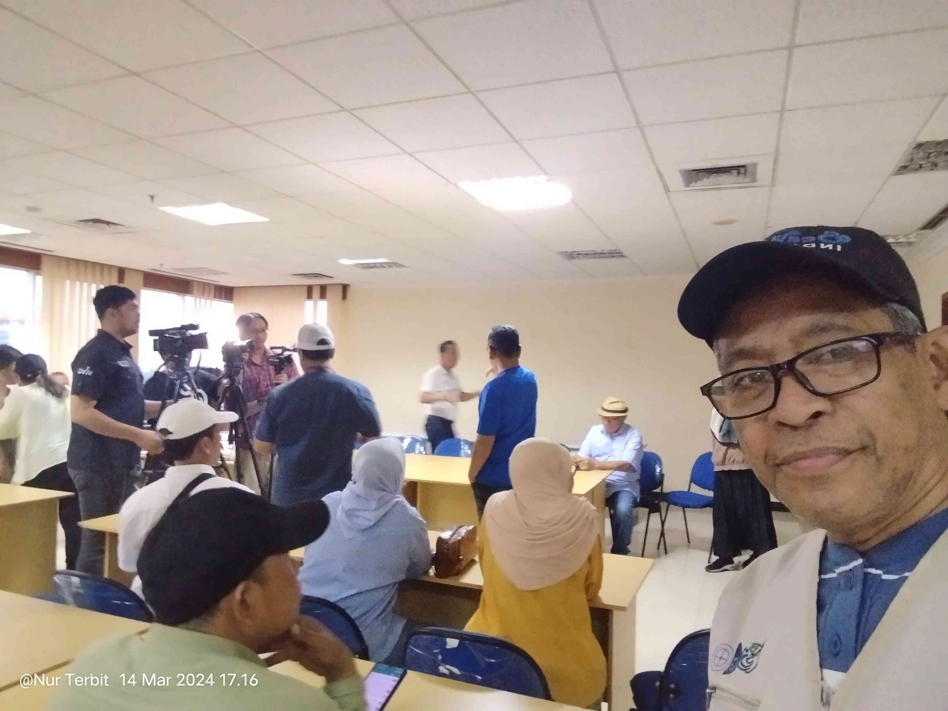 Sebelum bukber, acara penyerahan berkas Kesit Budi Handoyo sebagai calon Ketua PWI Jaya (foto dok Nur Terbit) 