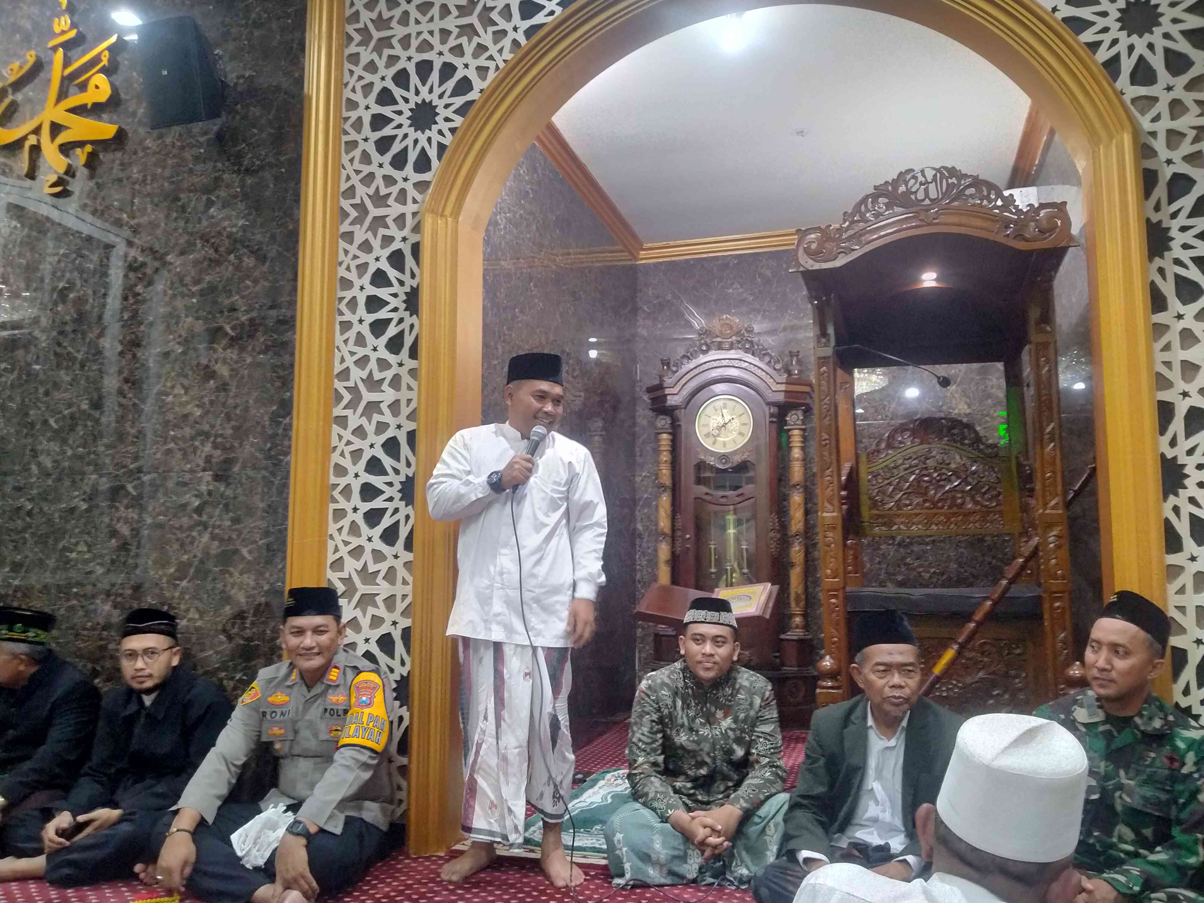 Camat Menganti H.Hendrawan Susilo di dampingi anggota Muspika memberi sambutan (foto dokpri)