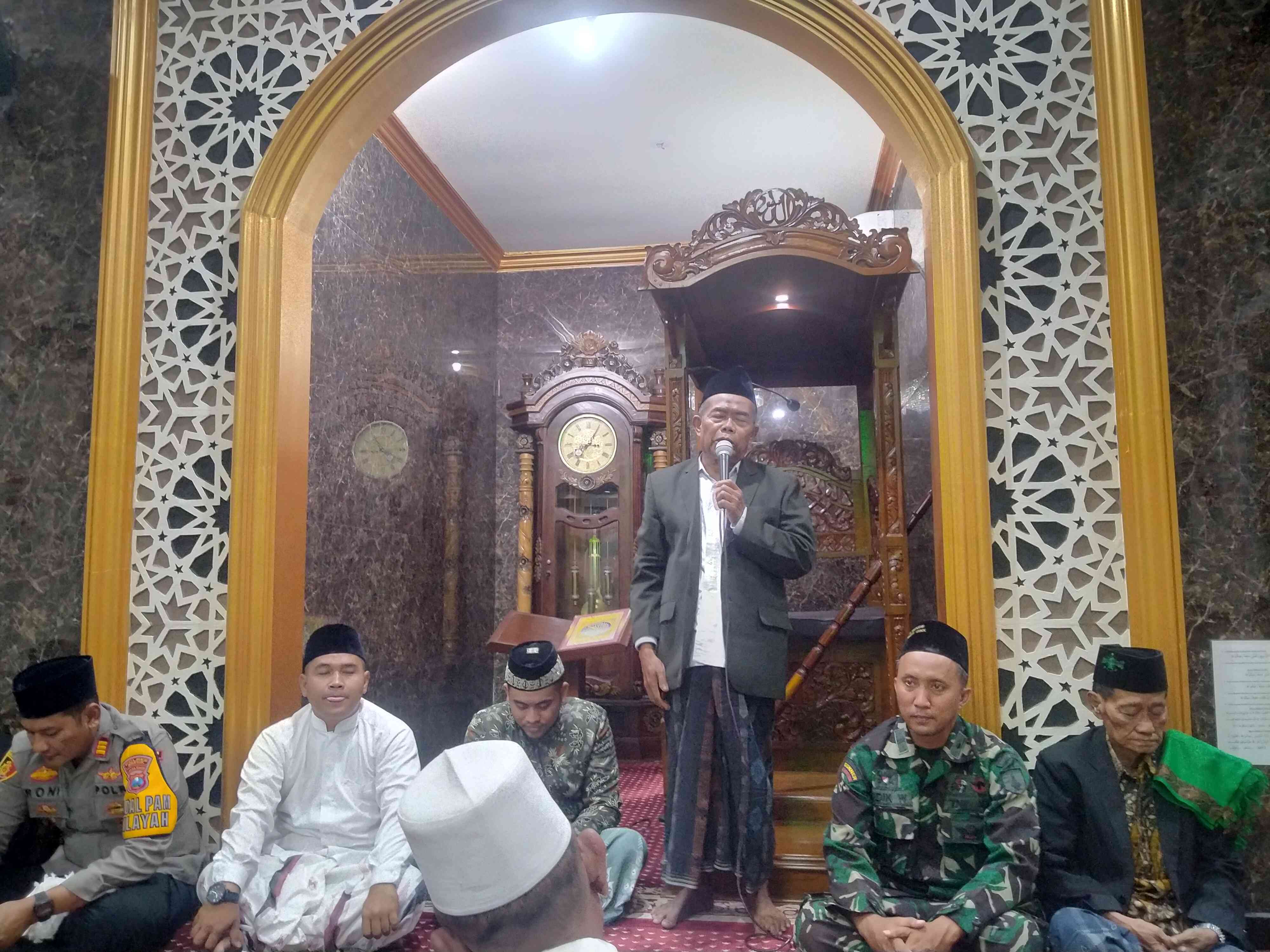 KH.Ya'quf sedang memberikan Maudhotul Khasanah (foto dokpri)