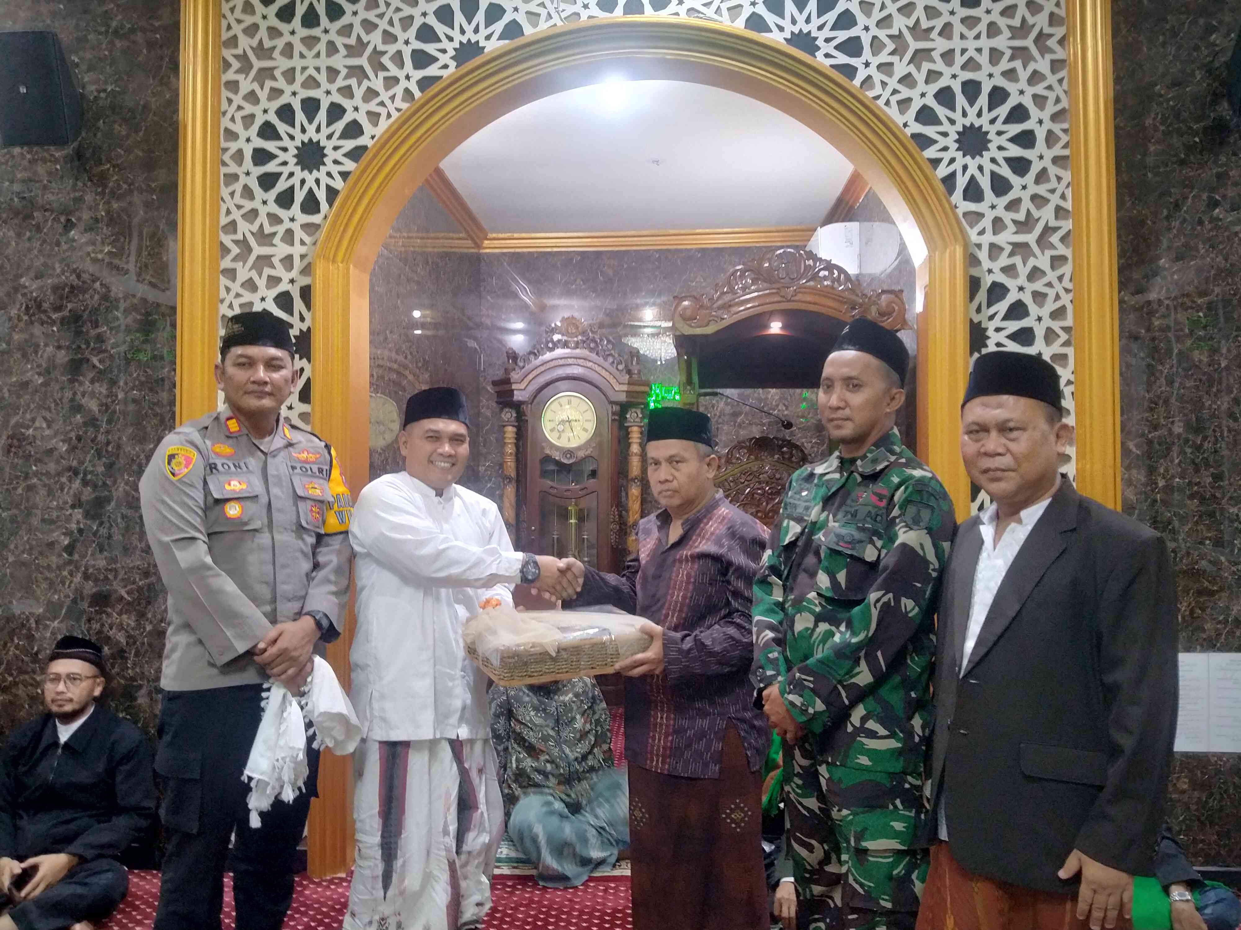 Pak Camat memberikan bingkisan kepada Ketua Takmir Masjid (foto dokpri)