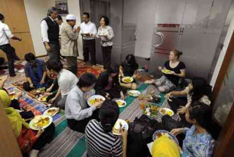 Ilustrasi bukber. Foto : Romeo Gacad/AFP/medcom.id