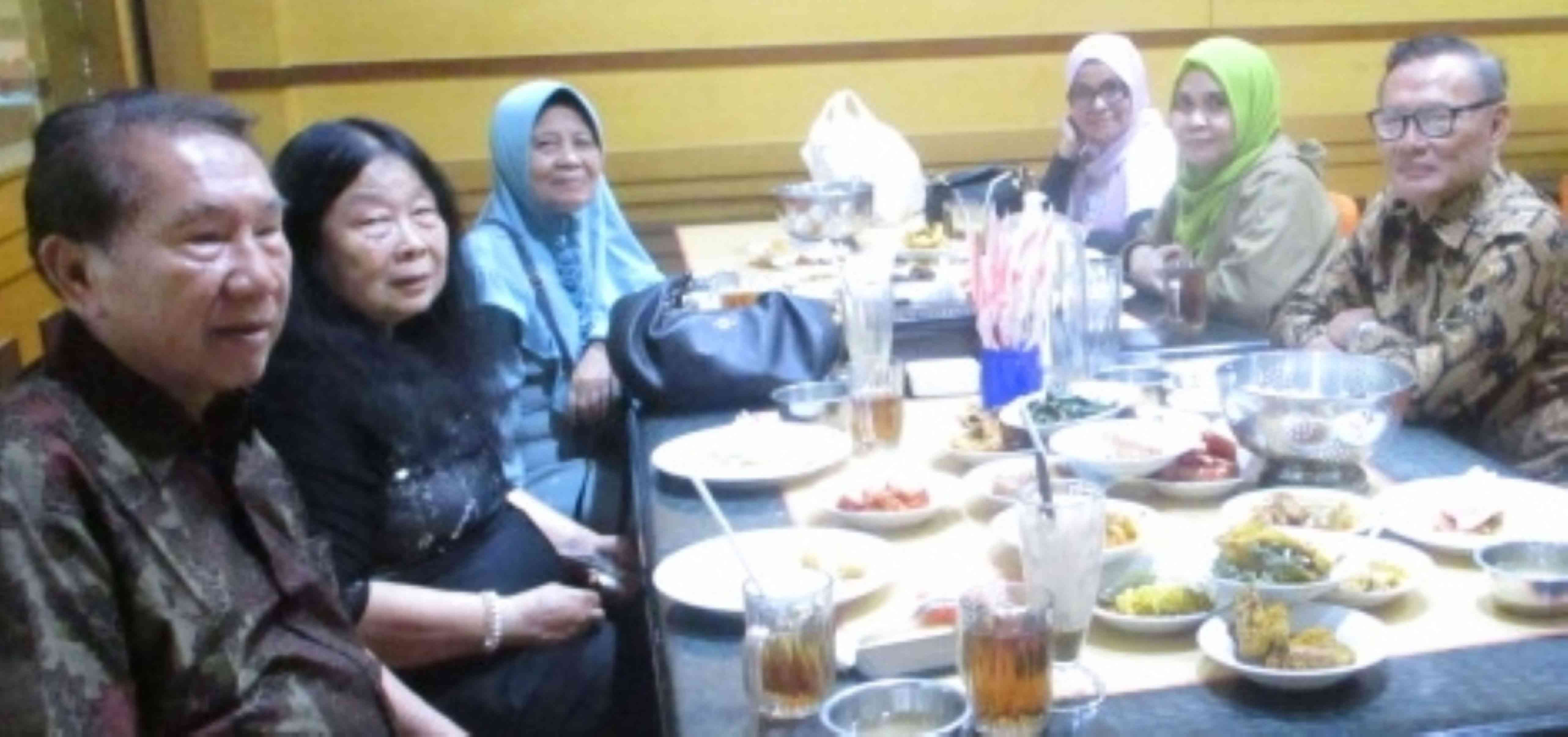 Bukber bersama Keluarga sahabat kami Mochamad Faizal Anwar paling Kanan(dokumentasi Pribadi)