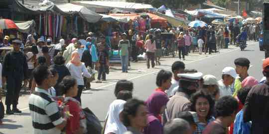 Ilustrasi : Pasar ramadan selama bulan suci ramdan menjadi pemicu peningkatan sampah (sumber foto : merdeka.com)