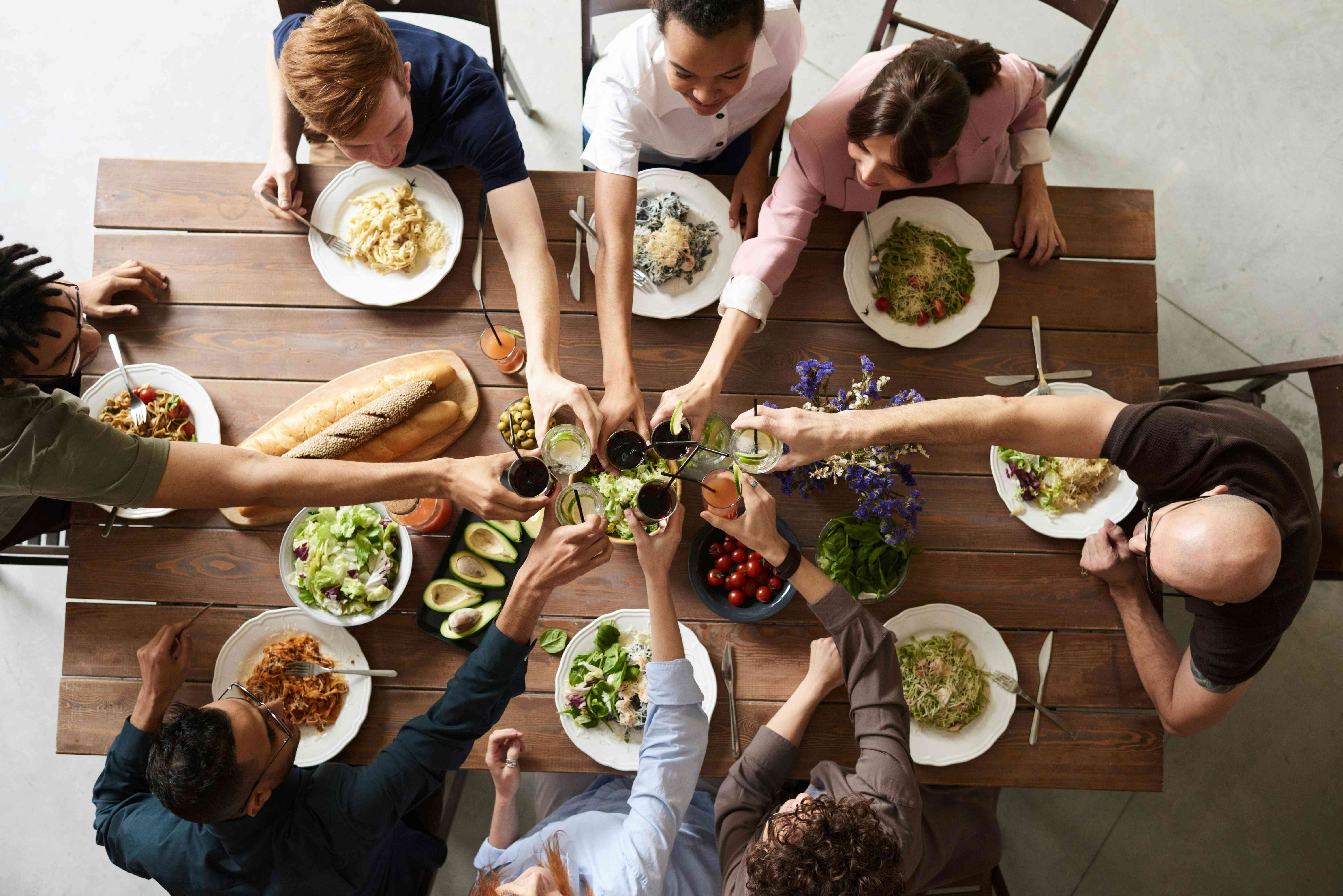 Makan malam bersama teman lama. Sumber Ilustrasi: Pexels.com/Fauxels