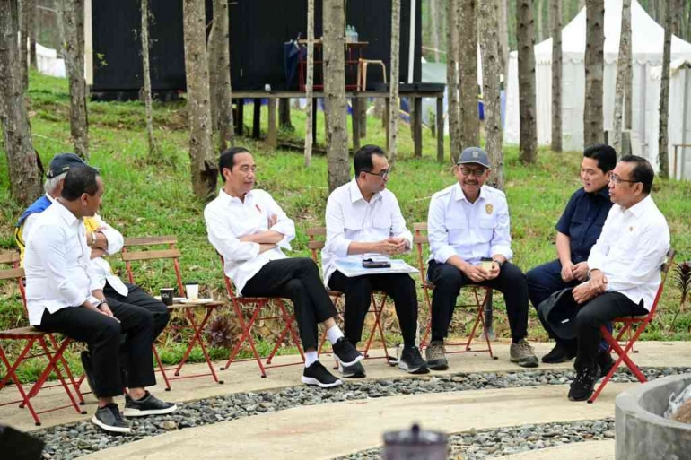 Presiden Jokowi beserta para menteri di Titik Nol IKN, Foto: BPMI Setpres/Muchlis Jr
