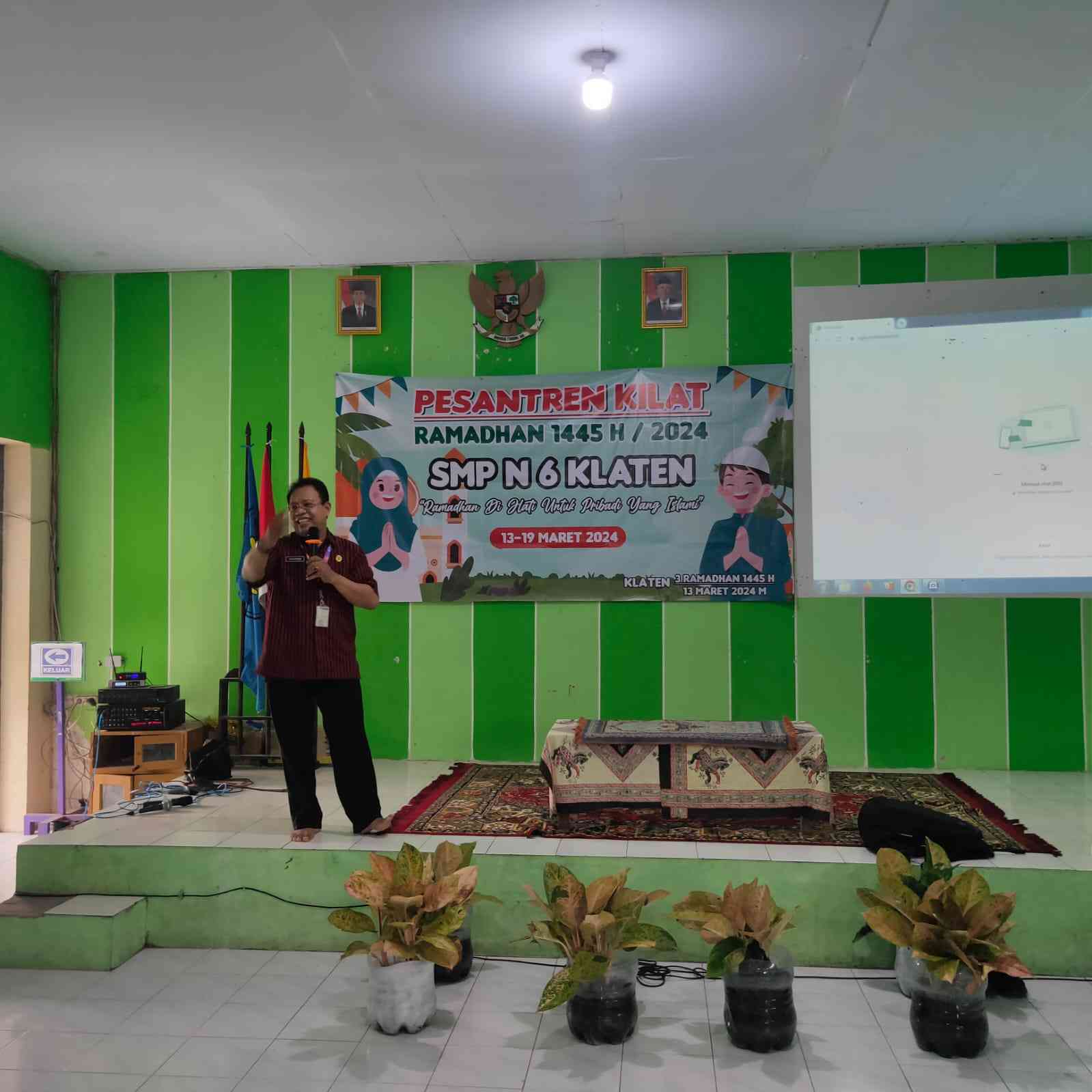 Moch. Shidiq sedang menyampaikan materi Akhlakul Karima dalam Pesantren Kilat di Esemku Manis, Kamis (14/3). (Foto : Dok/Diq)