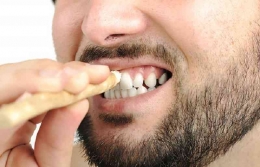 Ilustrasi menykat gigi saat puasa memakai siwak - sumber gambar: health.okezone.com