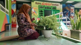 Pemeliharaan tanaman guna melestarikan lingkungan madrasah. (dok.luk)