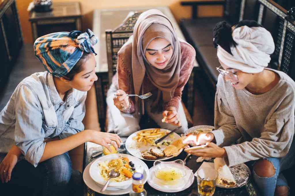 Ilustrasi bukber ramadan bareng sahabat sumber gambar detikfood.com