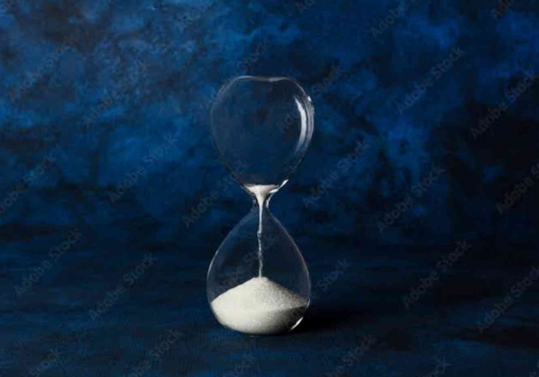 https://stock.adobe.com/kr/images/time-is-running-out-concept-an-hourglass-with-sand-falling-through-on-a-dark-blue-background-with-a-place-for-text/3
