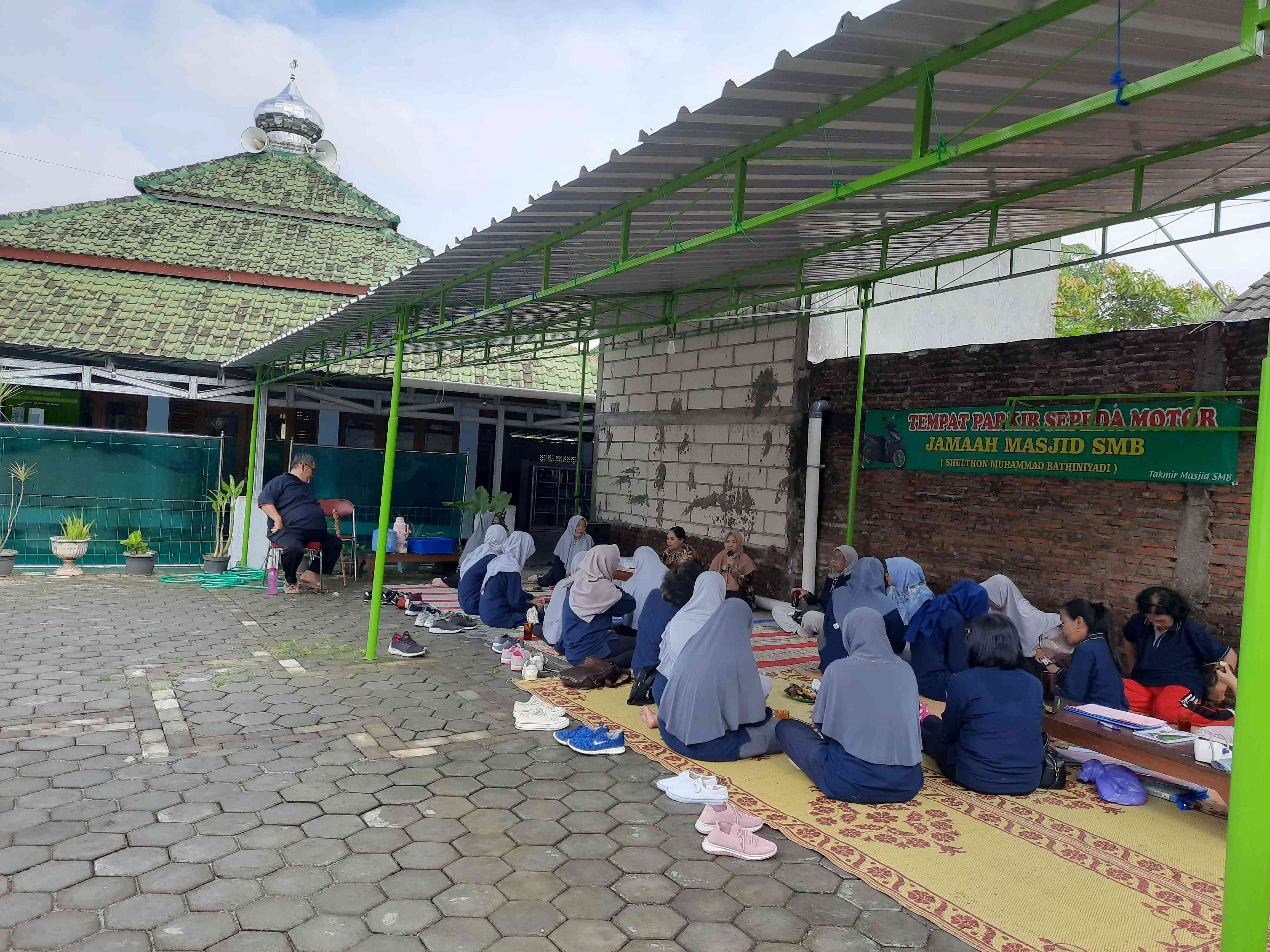 Aktivitas Jamaah Di Masjid SMB. Dokpri