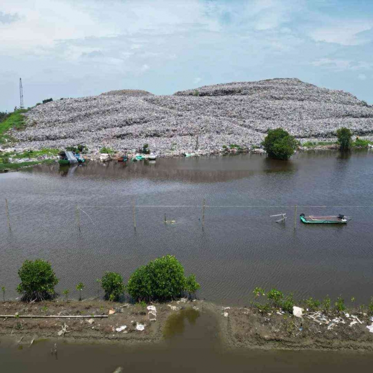 Kondisi TPA salah satu kabupaten di Jawa Tengah yang overload dekat dengan sungai dan laut. (Dokumentasi Pribadi)