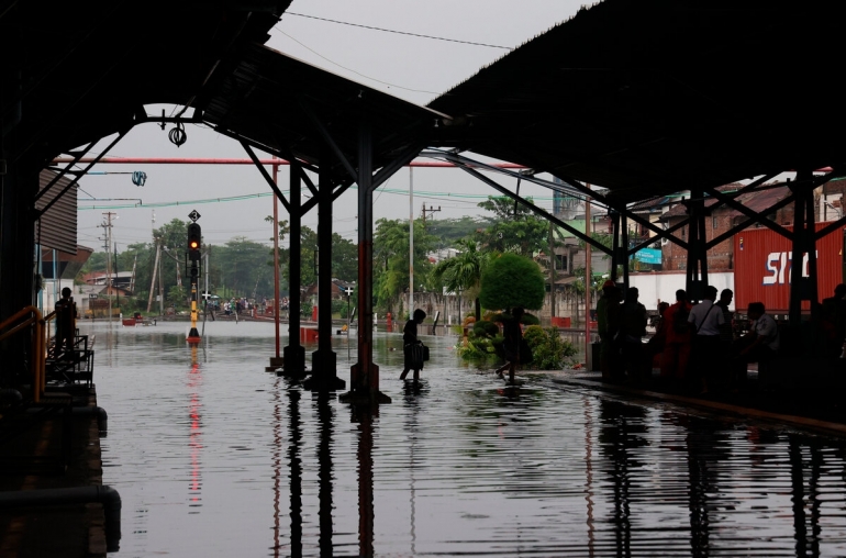 Ilustrasi banjir yang menerjang beberapa daerah di Indonesia. KOMPAS/P RADITYA MAHENDRA YASA 