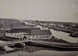 Gedung Pasar Ikan (putih) di pelabuhan Pasar Ikan pada tahun 1860. Lokasi lama Sunda Kalapa. (Foto Algemeen Rijksarchief)