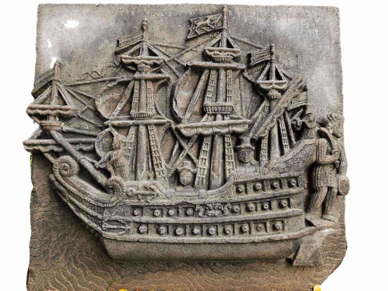Relief Kapal Batavia di Museum Sejarah Jakarta. Kapal ini kandas di Beacon Island, Australia. Replikanya ada di sana juga. (Foto Tira Hadiatmojo)